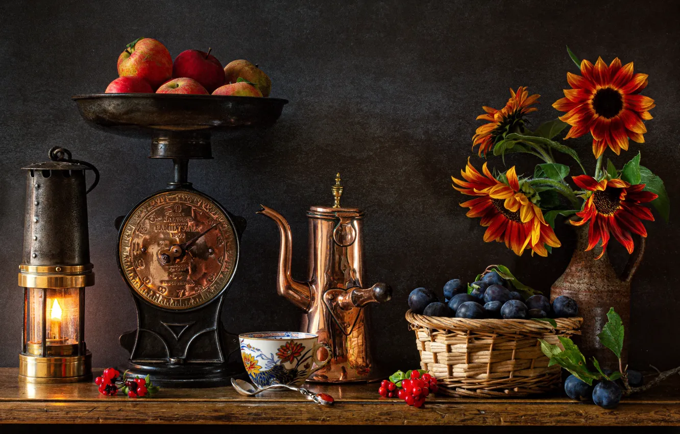 Фото обои цветы, корзина, яблоки, лампа, чашка, фрукты, натюрморт, сливы