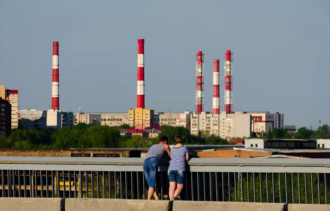 Фото обои мост, набережная, ТЭЦ, котельная, парочка любуется