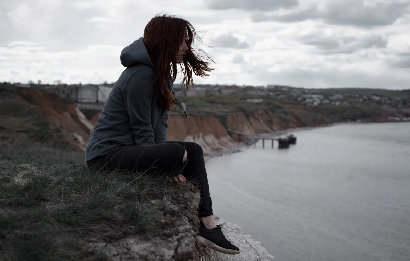 Фото обои обрыв, ветер, волосы, капюшон