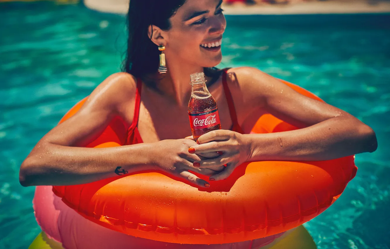 Фото обои girl, hot, sexy, coca cola, eyes, smile, beautiful, model