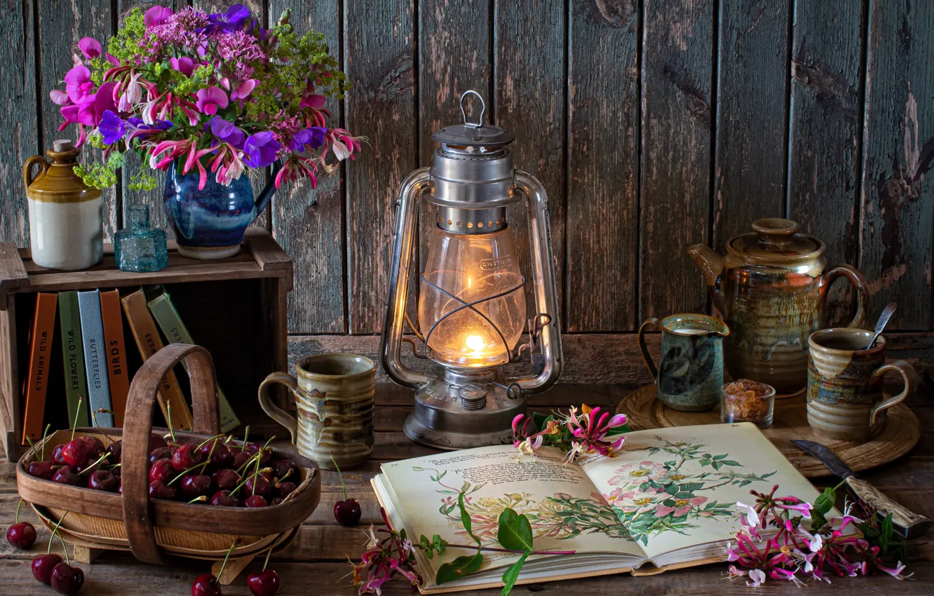 Фото обои цветы, лампа, букет, молоко, книга, кружки, натюрморт, черешня