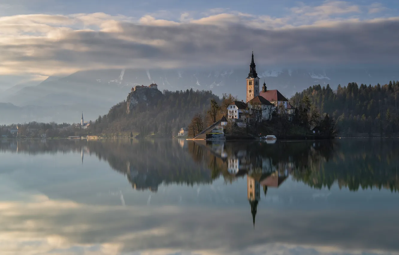 Фото обои облака, горы, отражение, замок, скалы, берег, церковь, водоем