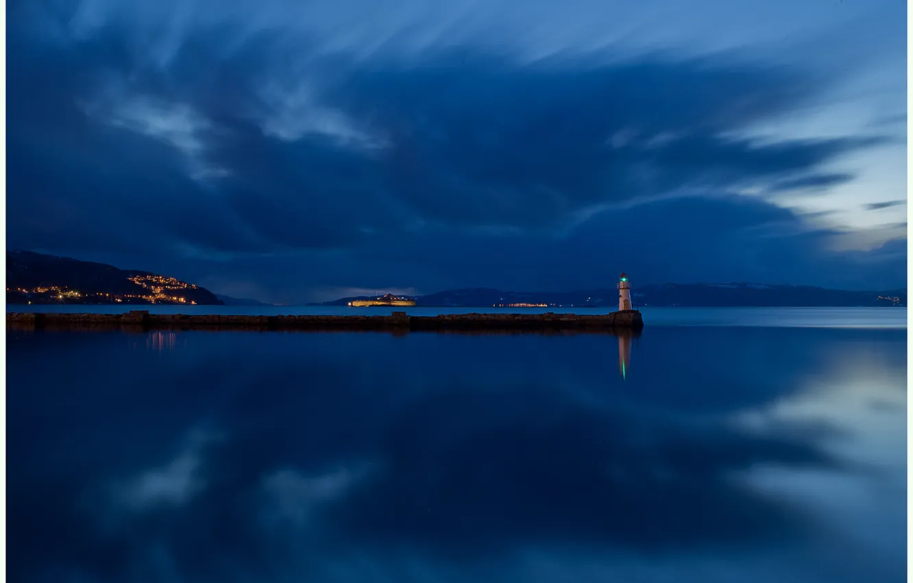 Фото обои небо, облака, ночь, отражение, река, берег, маяк, остров