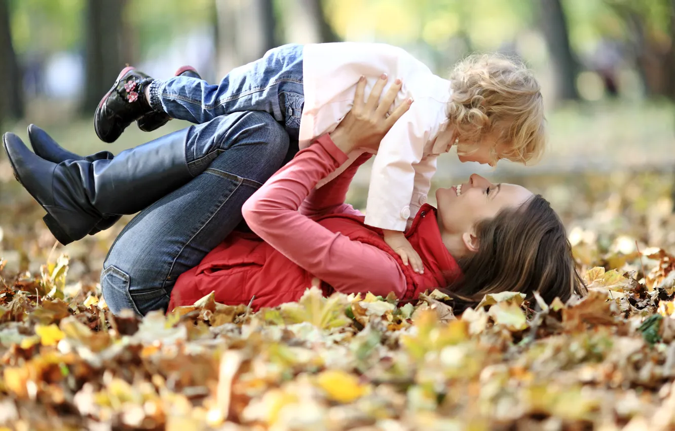 Фото обои осень, девушка, счастье, улыбка, парк, листва, профиль, кудряшки