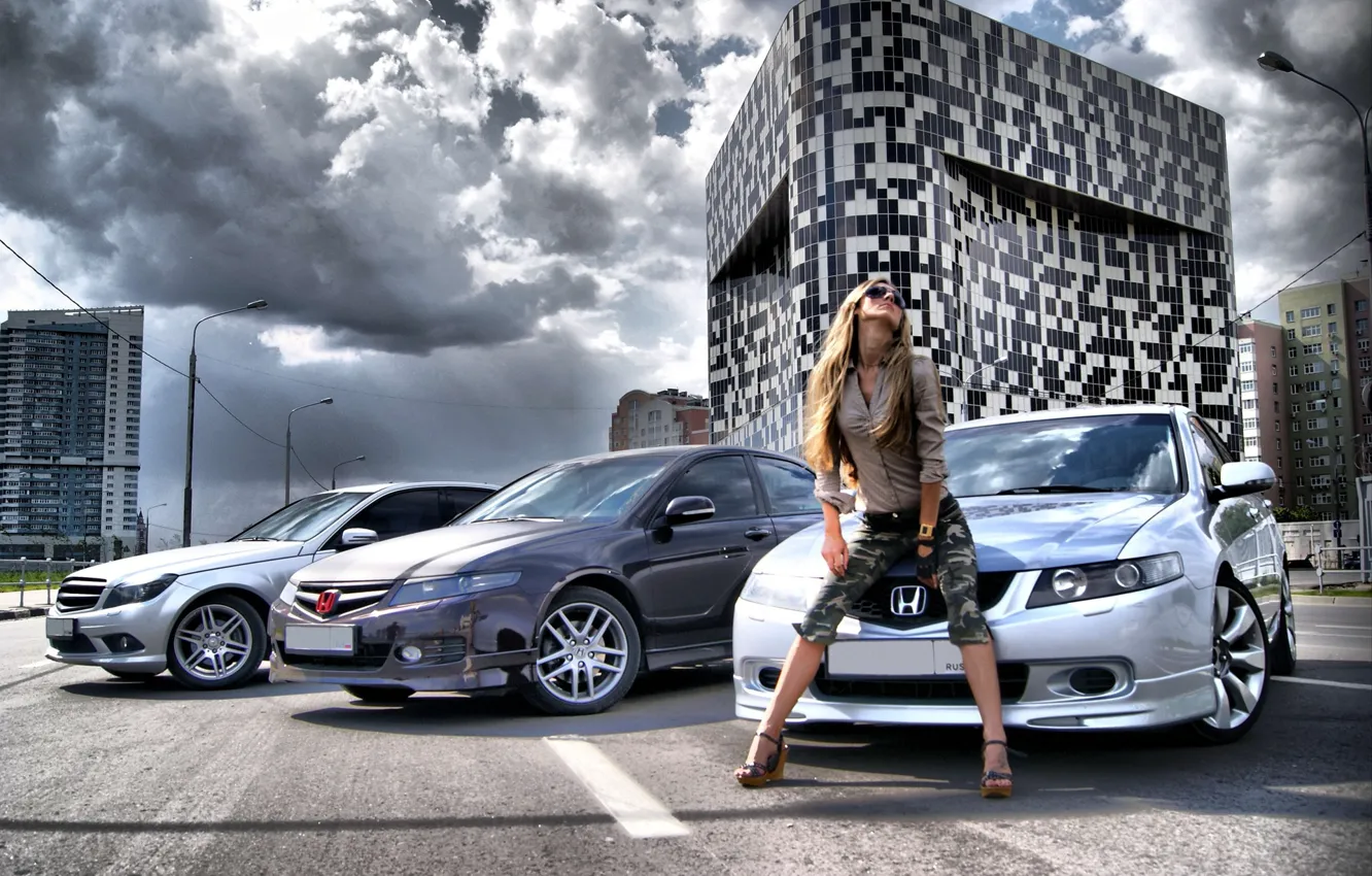 Фото обои дорога, небо, девушка, очки, Mercedes, Honda, автомобиль