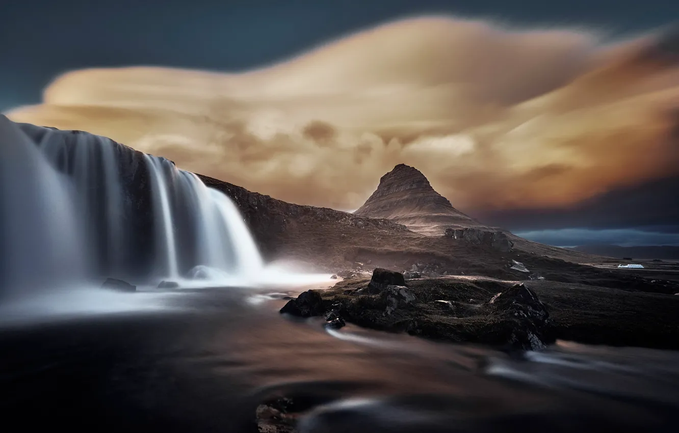 Фото обои тучи, гора, водопад, Исландия, Киркьюфетль