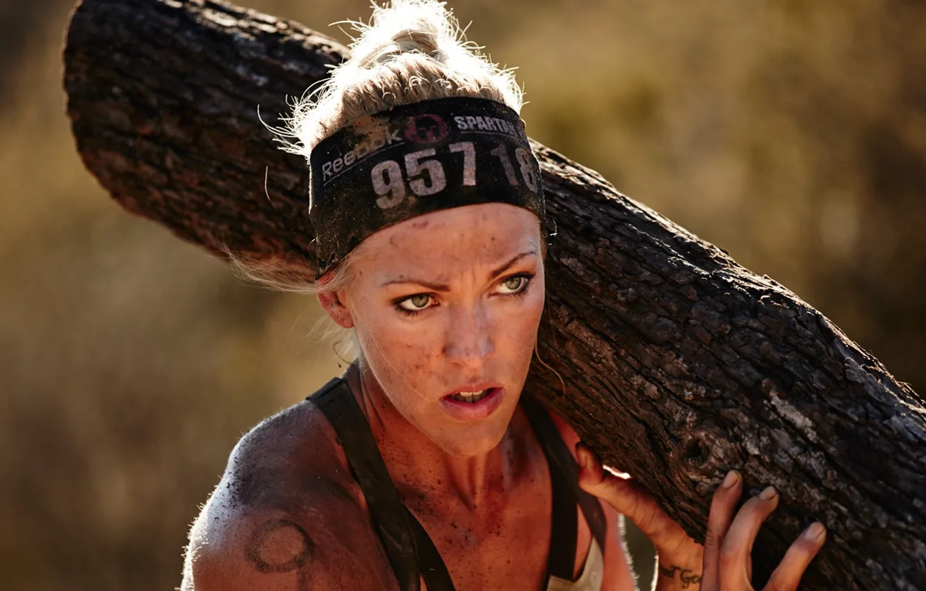 Фото обои dirt, woman, trunk, weight, Spartan Race, physical exertion, physical and mental fatigue