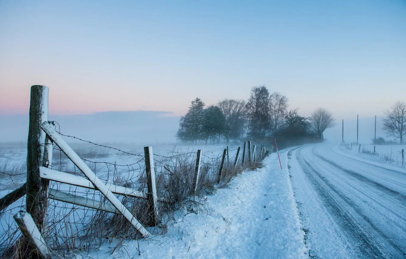 Фото обои дорога, снег, забор, утро
