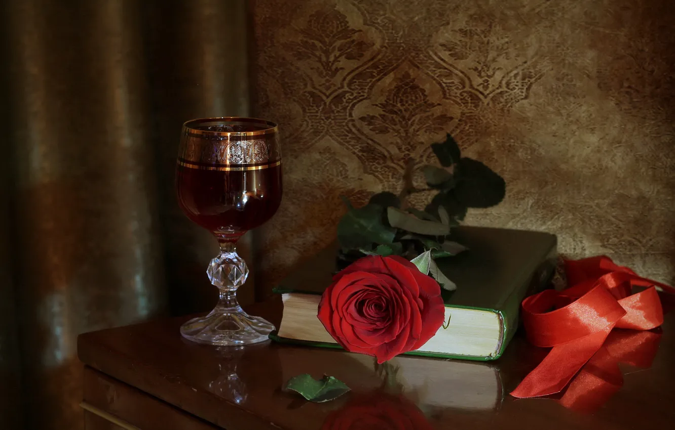 Фото обои вино, бокал, роза, лента, книга, натюрморт, красная