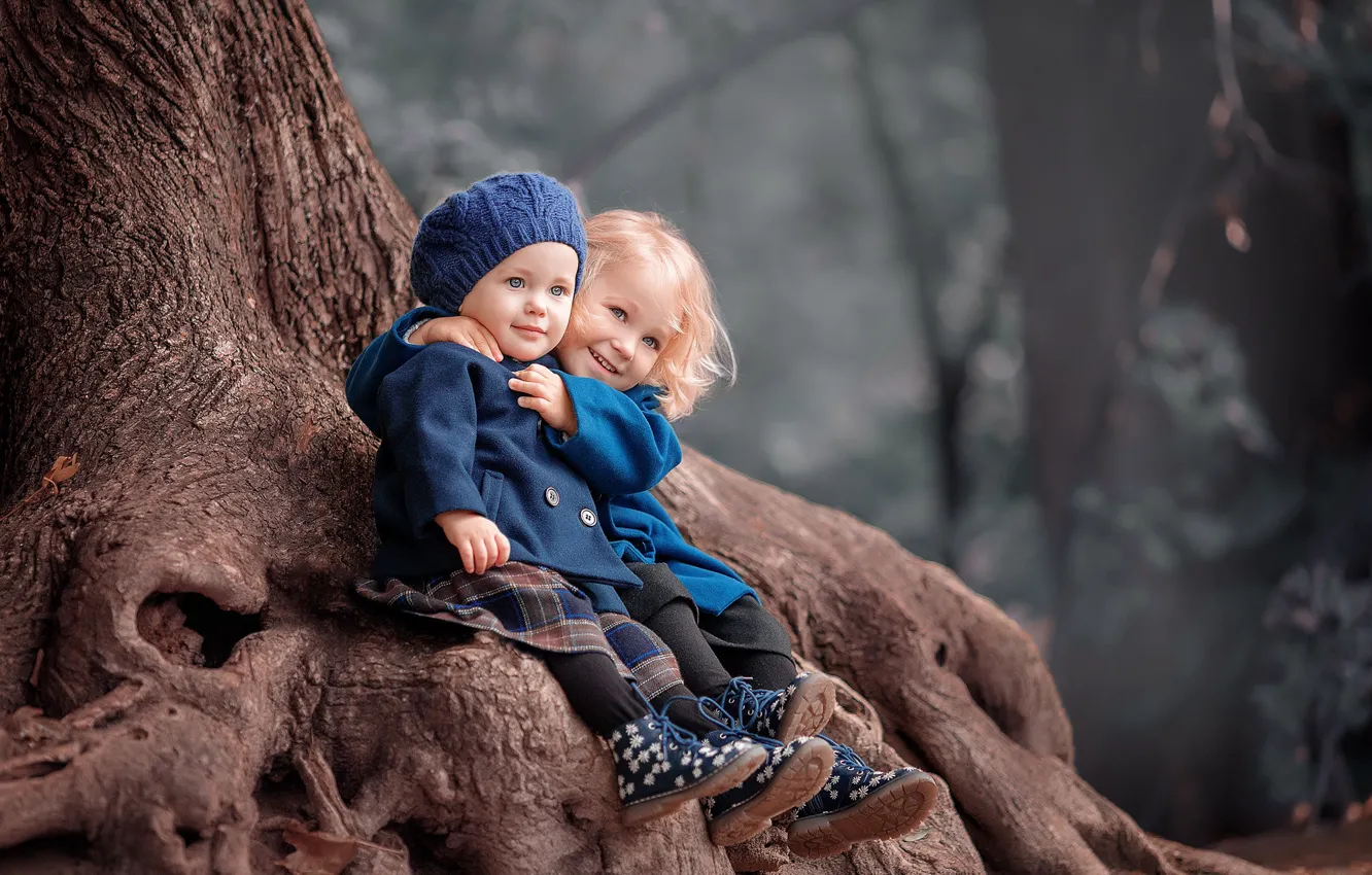 Фото обои природа, дети, дерево, девочки, объятия, сестрёнки, малышки