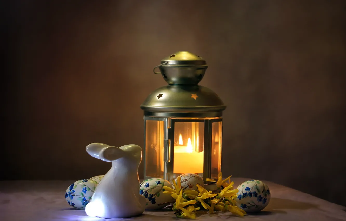 Фото обои праздник, лампа, свеча, яйца, кролик, пасха, фонарь, фигурка