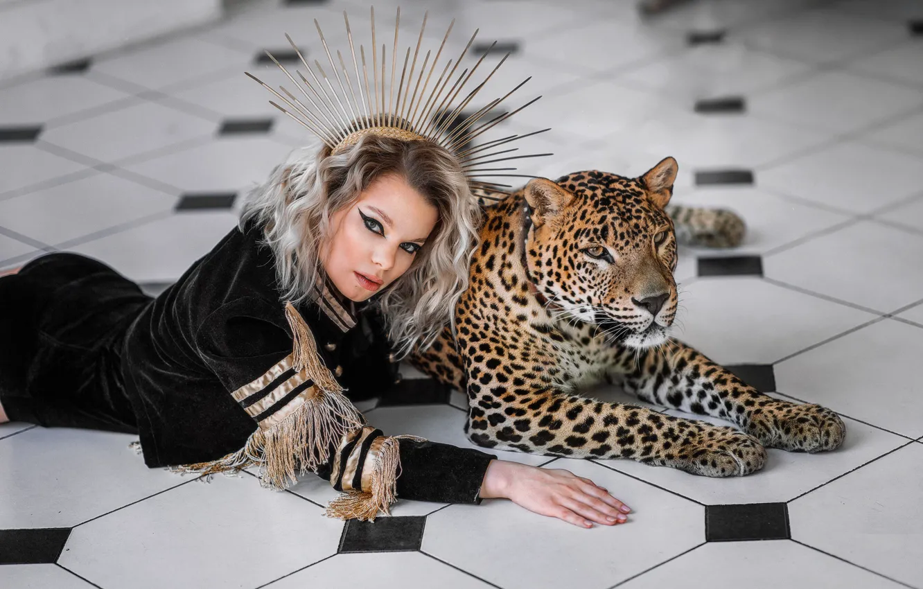 Фото обои взгляд, девушка, поза, хищник, леопард, дикая кошка, на полу, Александра Савенкова