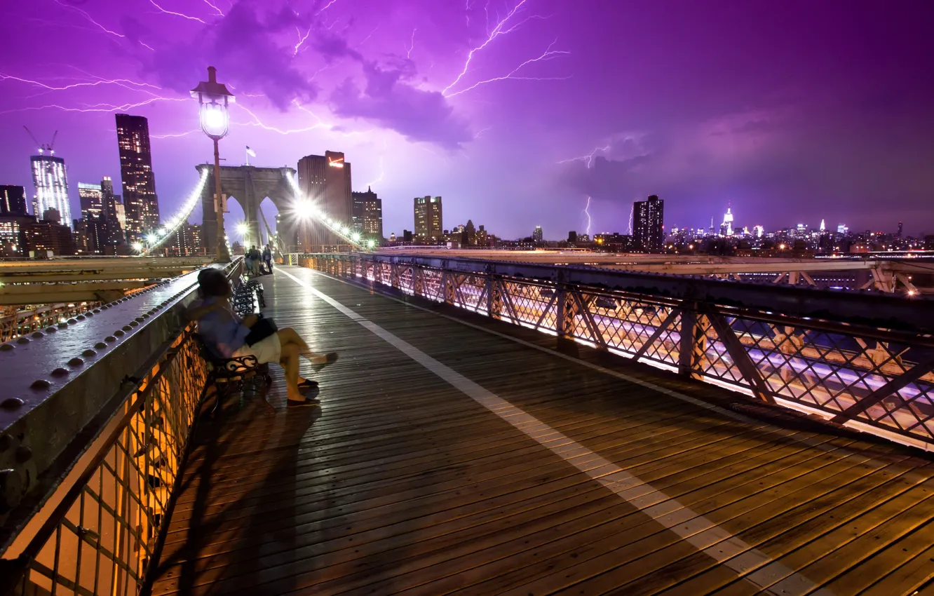 Фото обои небо, шторм, мост, город, люди, нью йорк