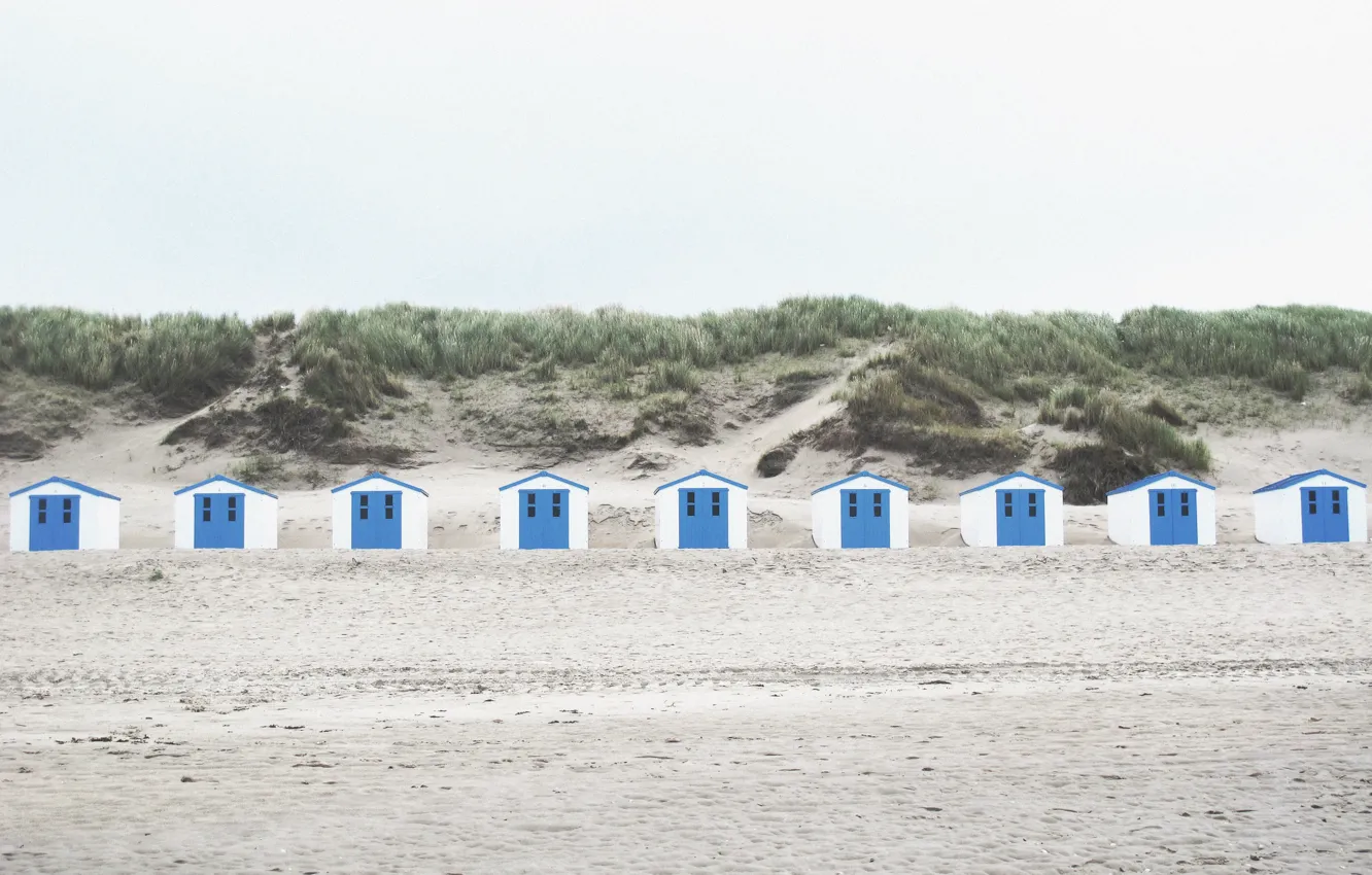 Фото обои песок, пляж, берег, домики, Нидерланды, пляжный домик