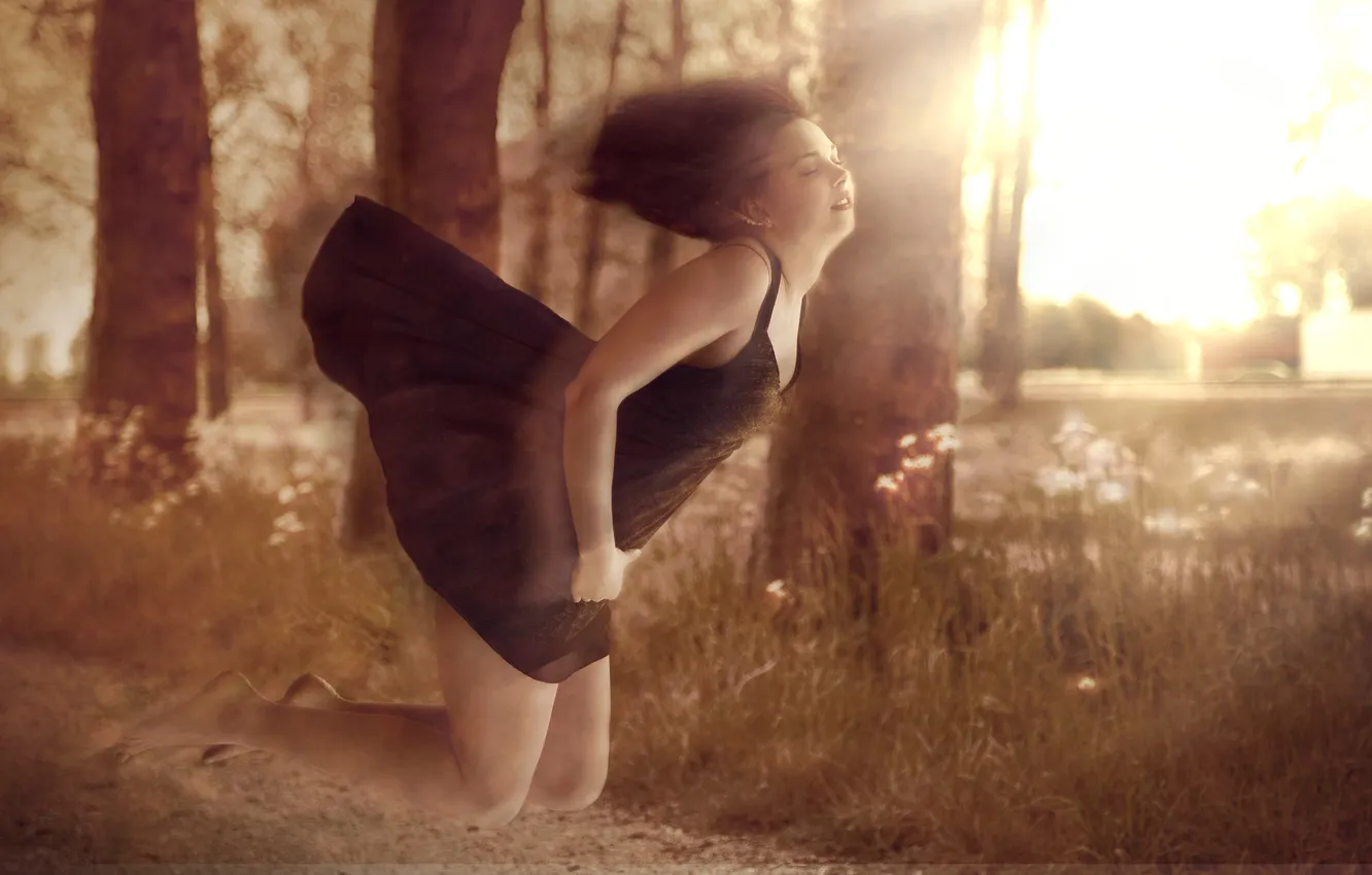 Фото обои девушка, деревья, полет, платье