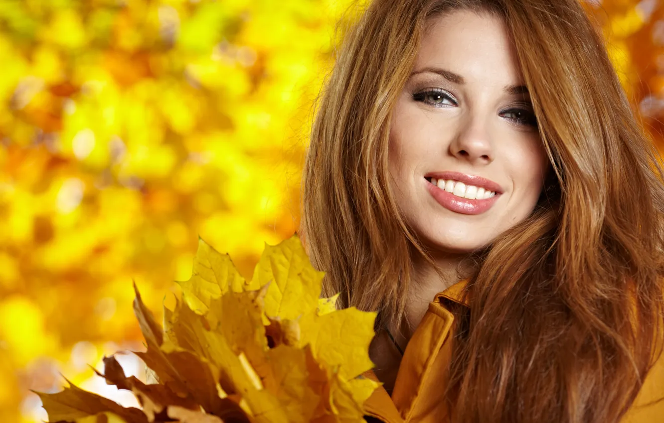 Фото обои осень, взгляд, листья, девушка, улыбка, шатенка