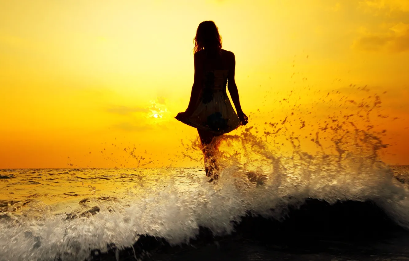 Фото обои море, волны, вода, девушка, солнце, закат, брызги, река
