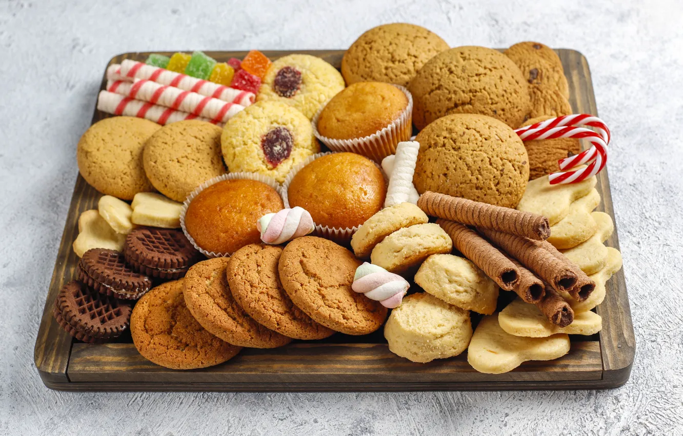 Фото обои печенье, конфеты, сердечки, разное, много, поднос, трубочки, кексы
