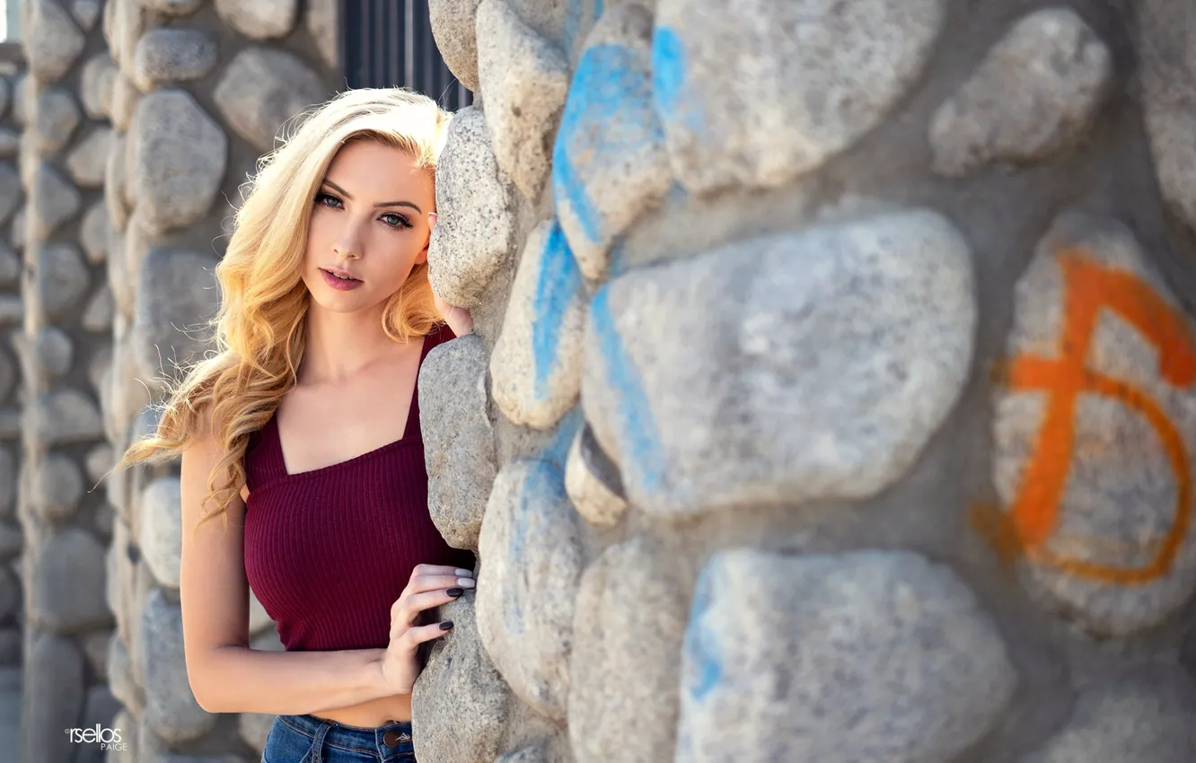 Фото обои girl, wall, long hair, photo, photographer, blue eyes, model, lips