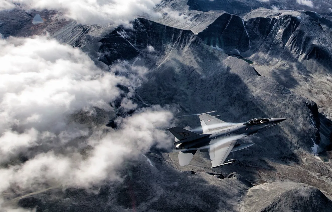 Фото обои облака, горы, истребитель, полёт, F-16, Fighting Falcon, многоцелевой, «Файтинг Фалкон»
