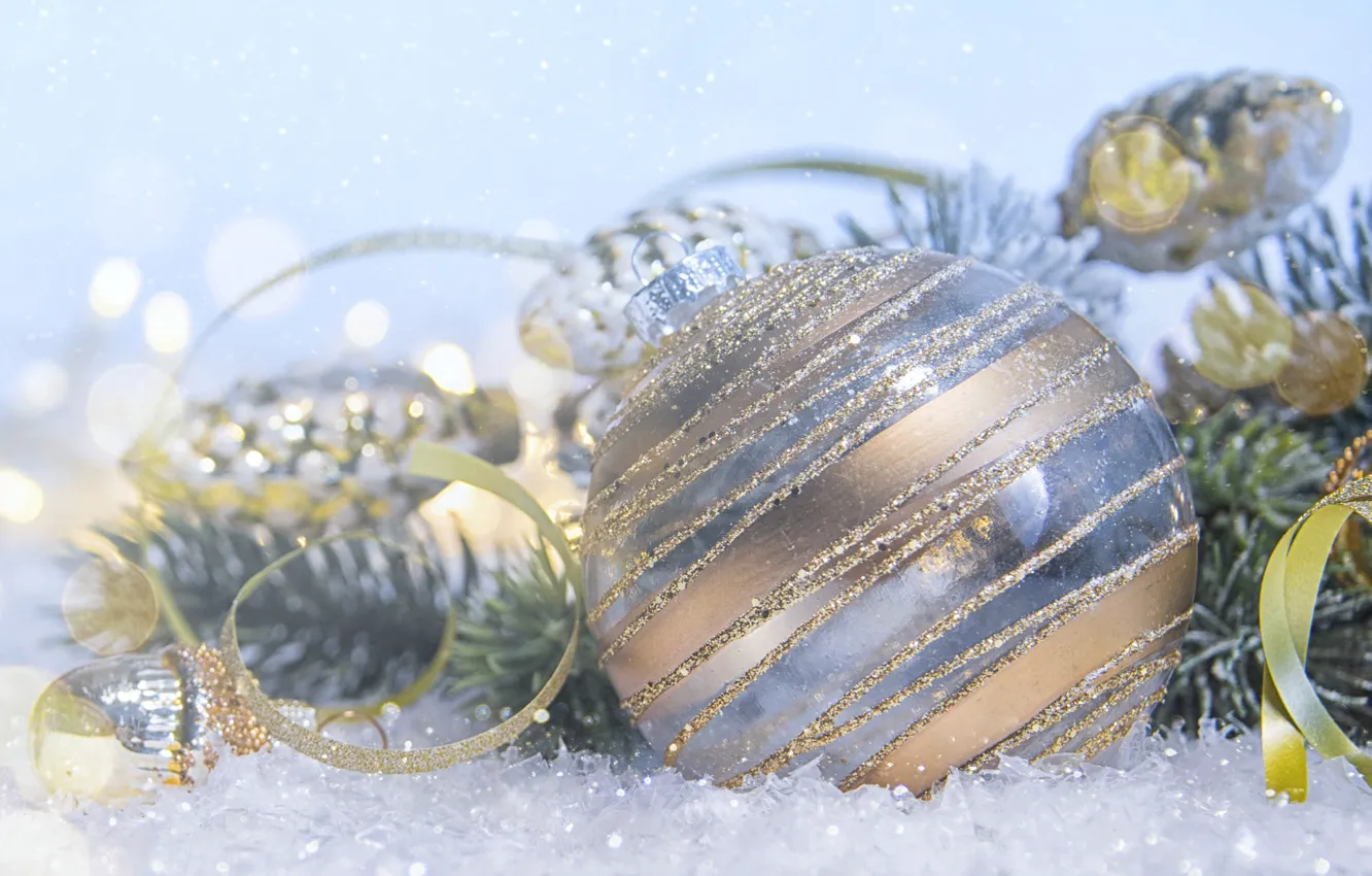 Фото обои шарики, свет, снег, полоски, праздник, Рождество, Новый год, хвоя