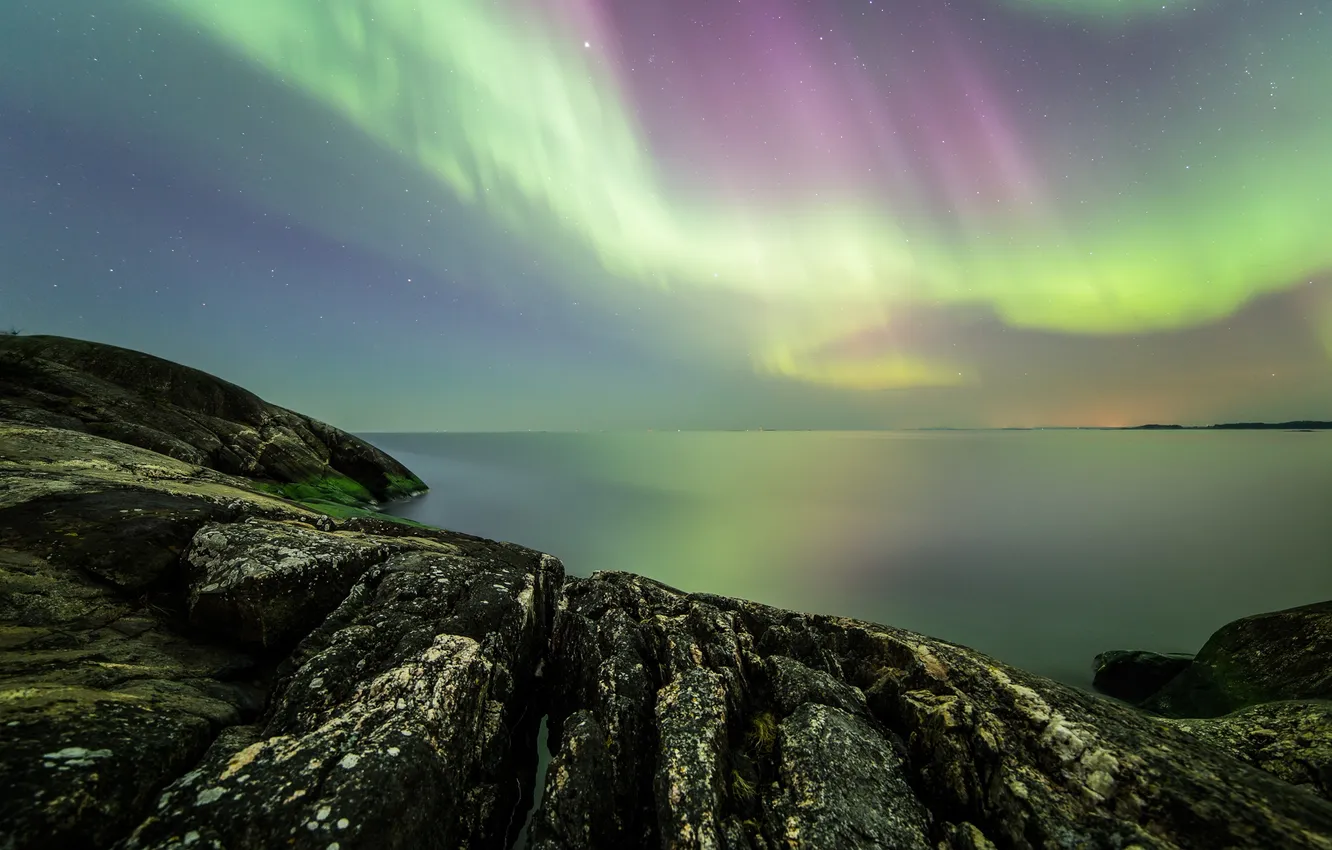 Фото обои небо, звезды, ночь, камни, скалы, северное сияние, Финляндия