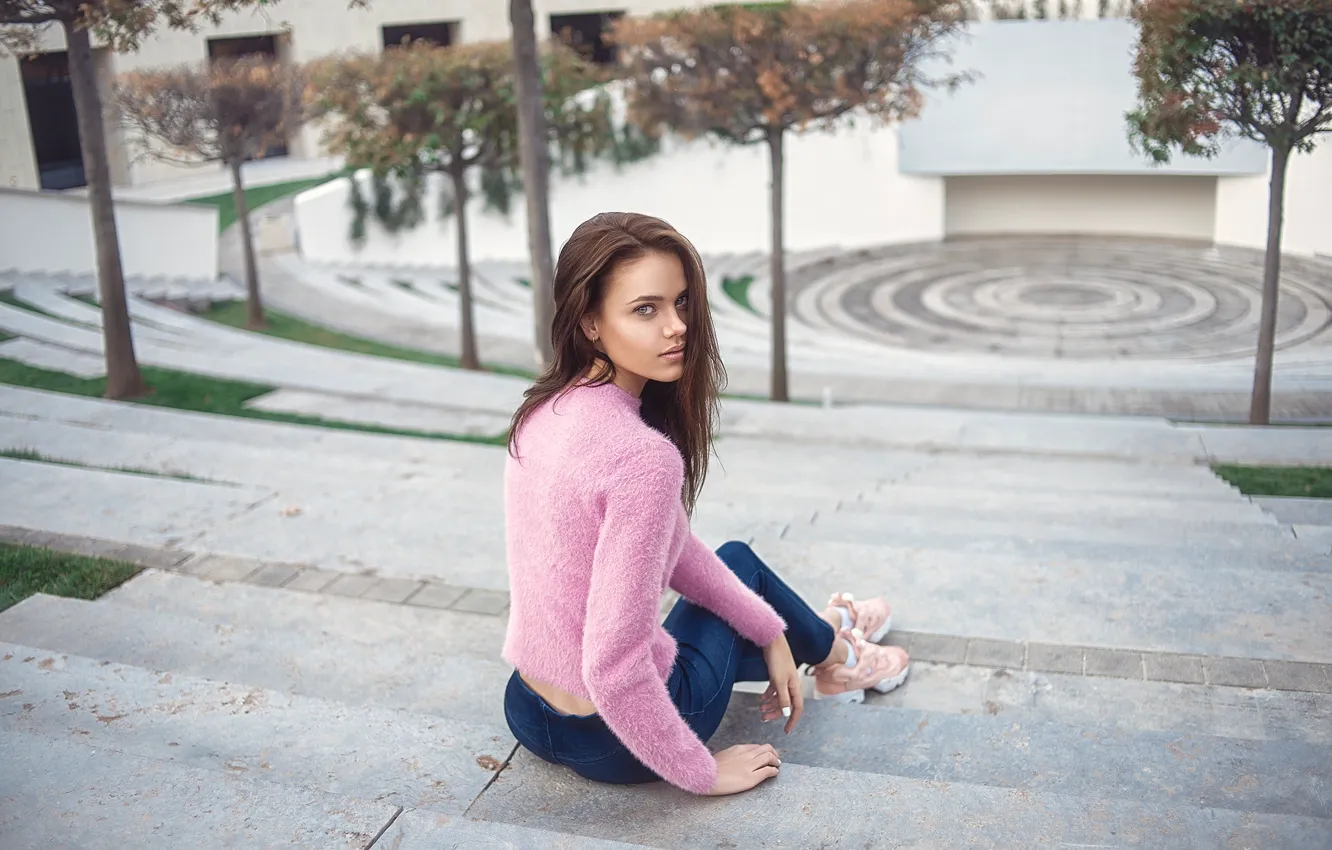 Фото обои взгляд, девушка, фото, спина, джинсы, лестница, сидит, свитер