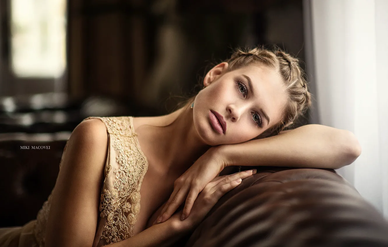 Фото обои взгляд, девушка, лицо, диван, платье, kara, Miki Macovei