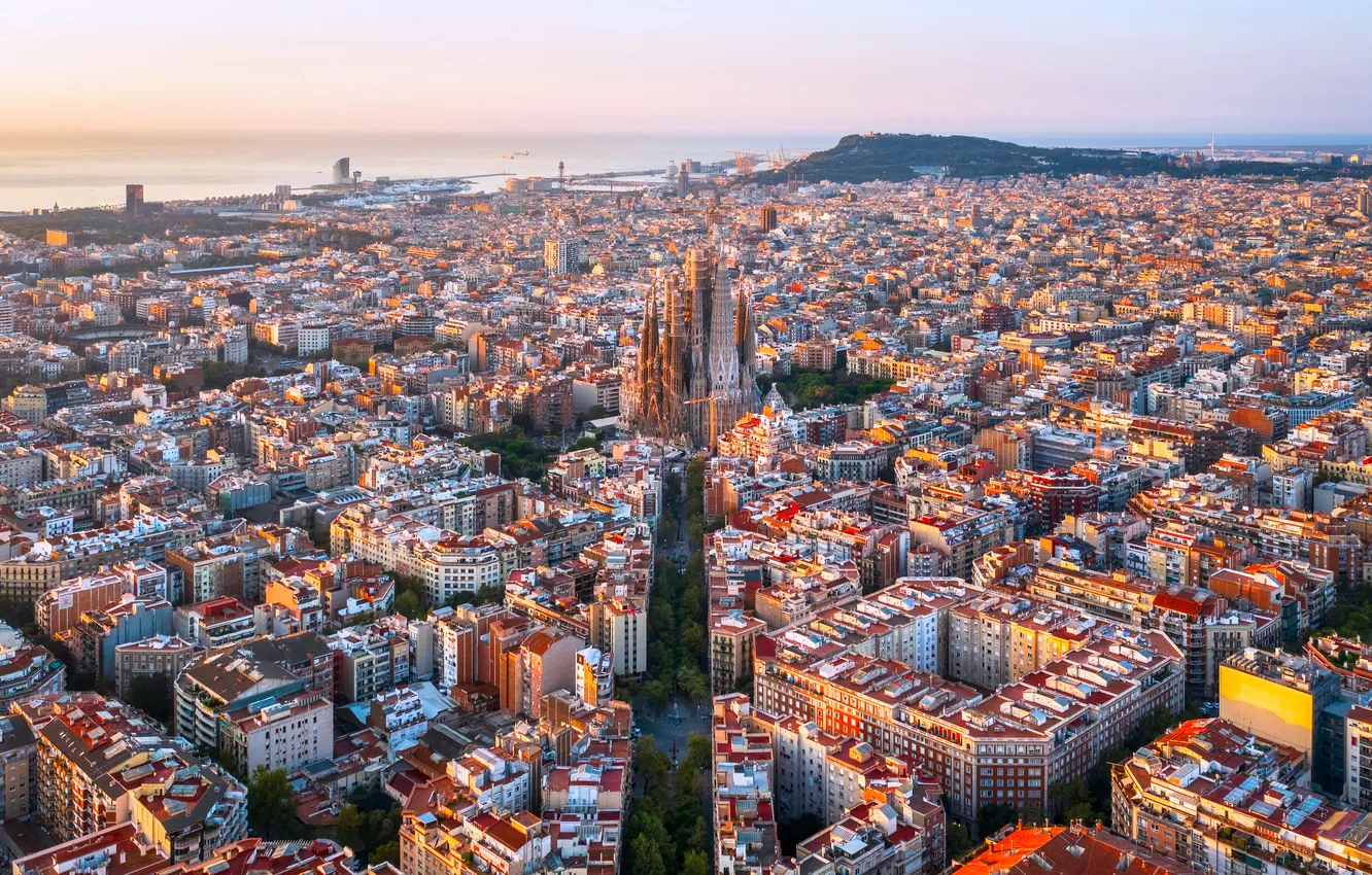 Фото обои море, солнце, побережье, панорама, Barcelona, Spain, Cataluña, Sagrada Familia