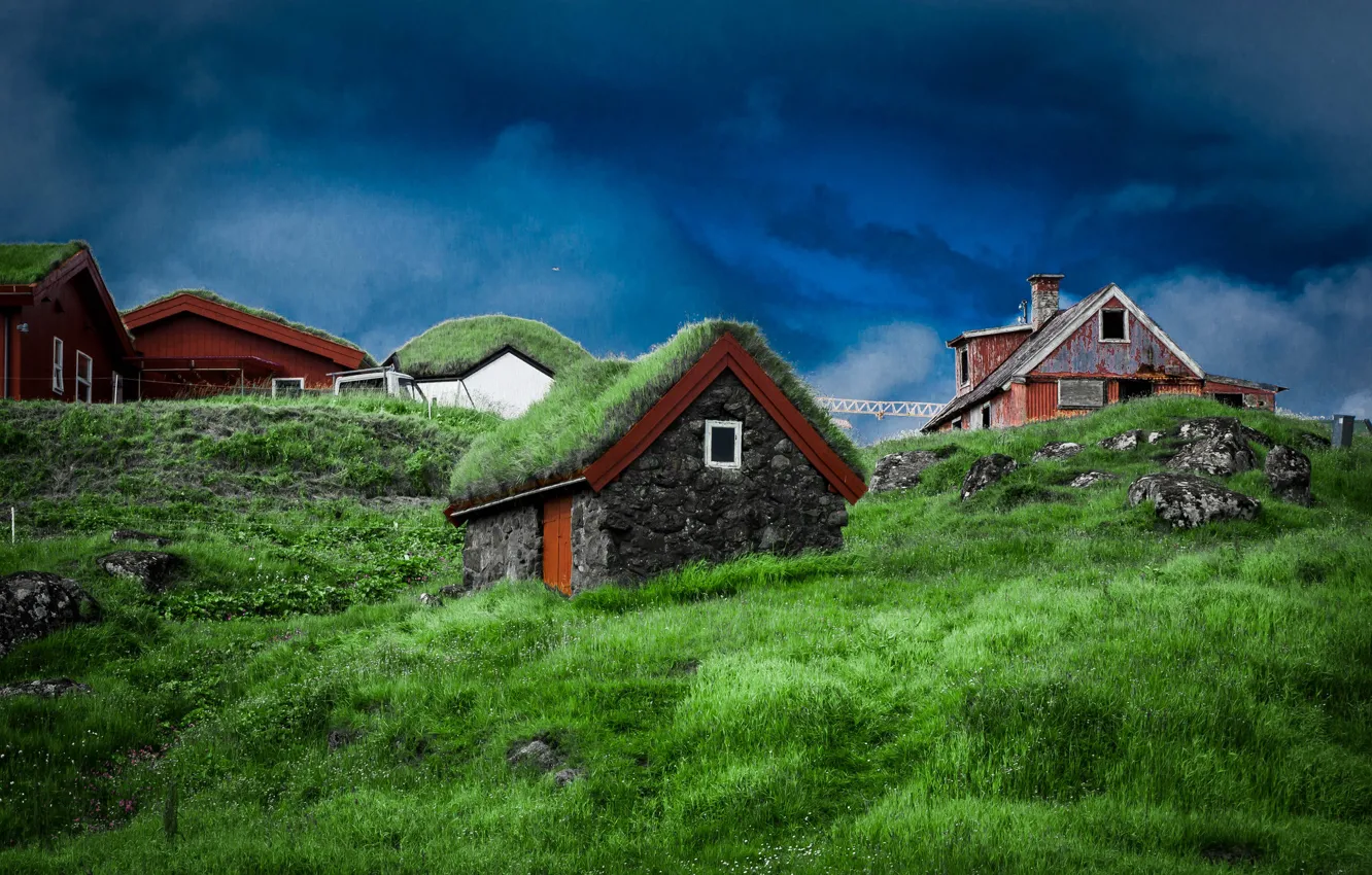 Фото обои небо, трава, тучи, дом, камни, склон, Дания, Фарерские острова