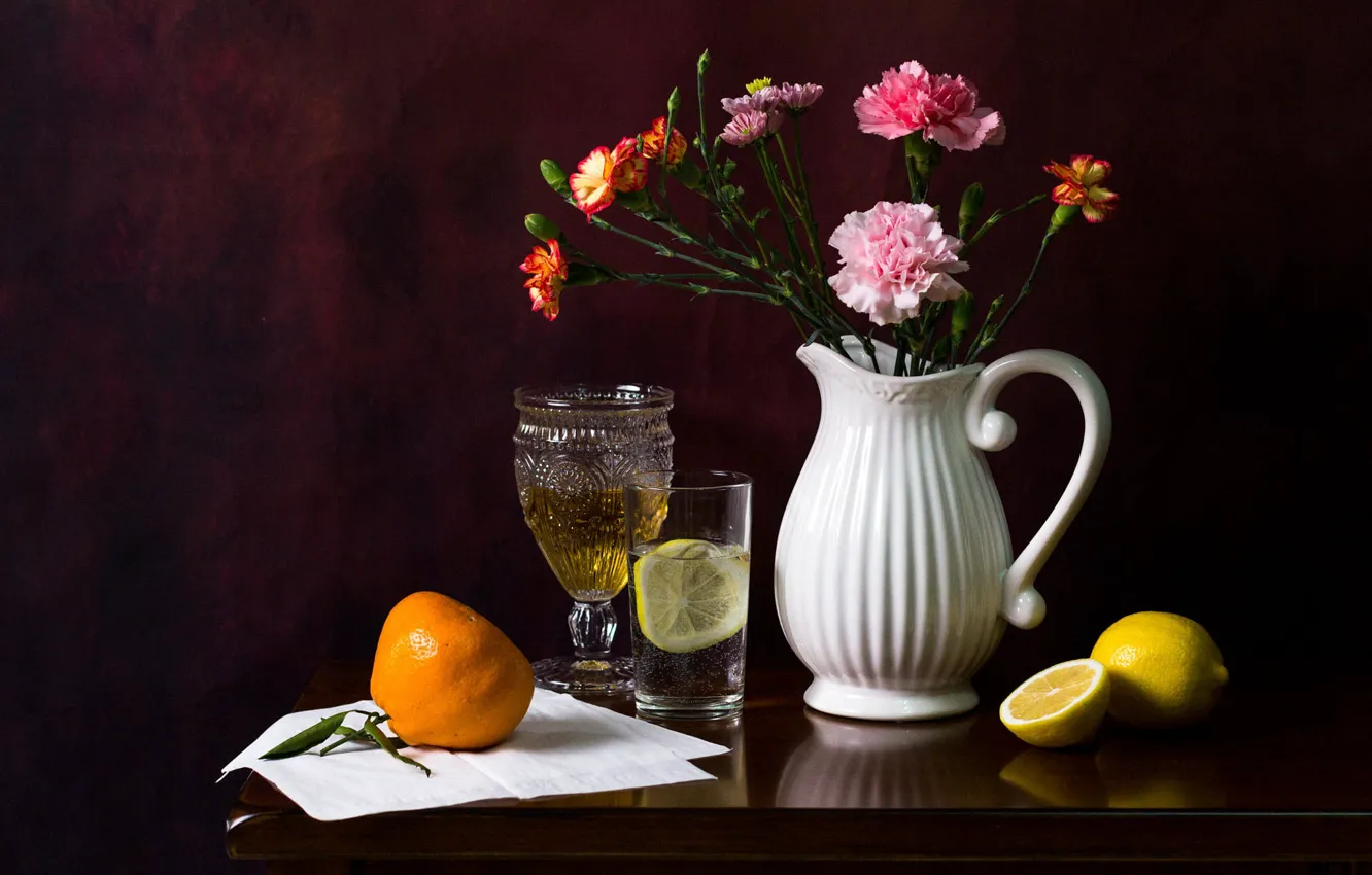 Фото обои цветы, стакан, темный фон, бокал, кувшин, натюрморт, предметы, лимоны