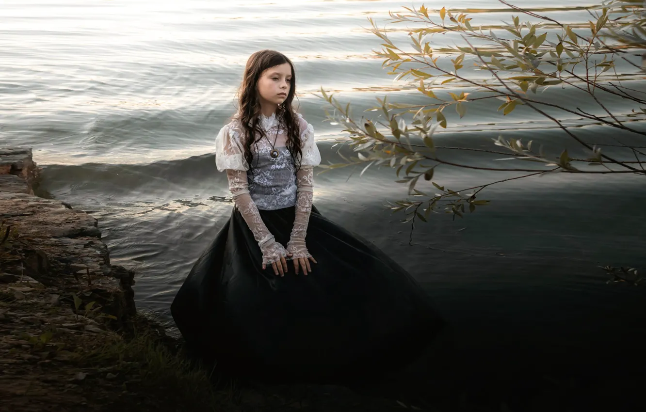Фото обои вода, река, берег, платье, девочка