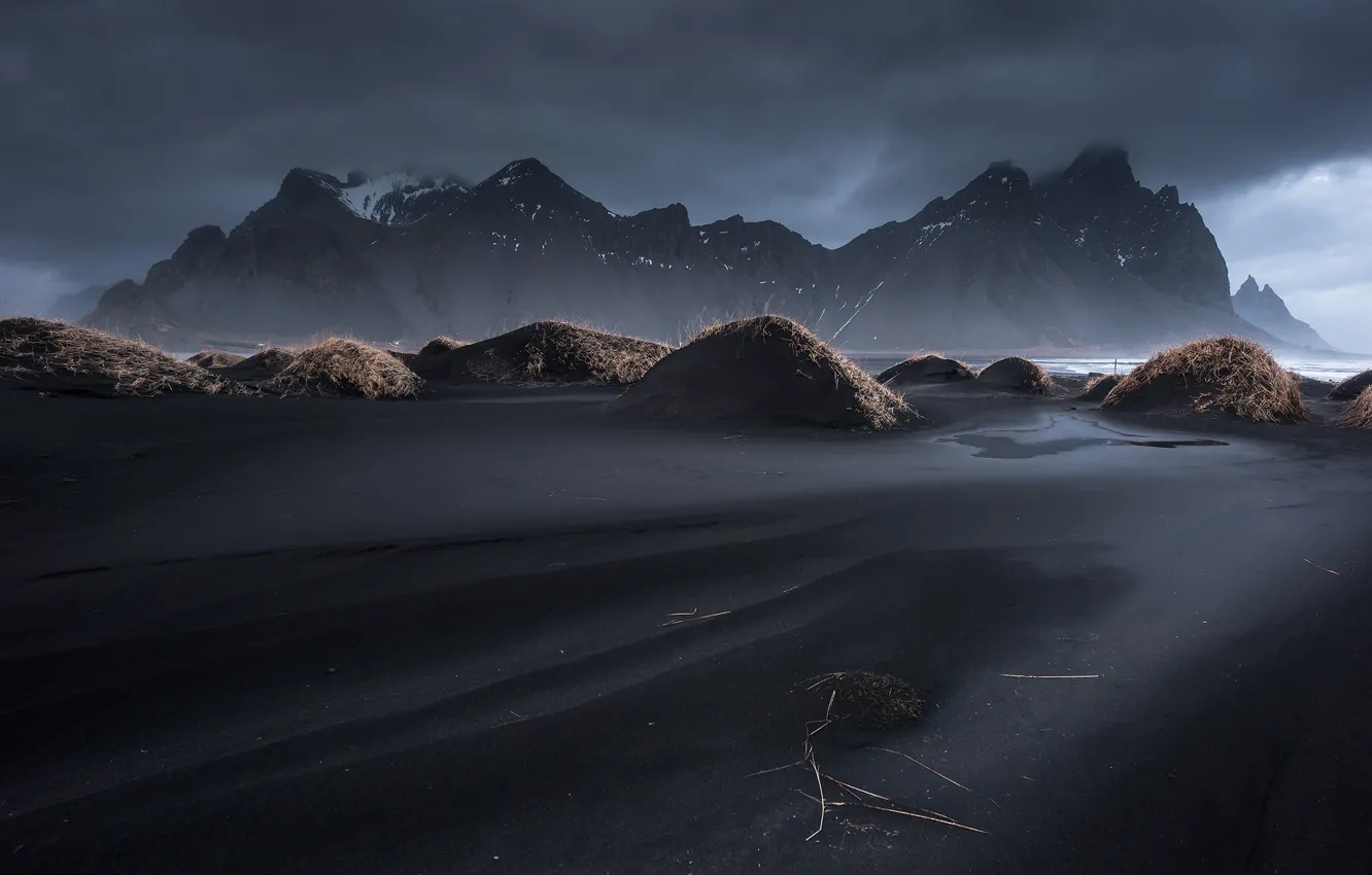 Фото обои небо, трава, облака, горы, Исландия, Vestrahorn, Stockksness, чёрный песок