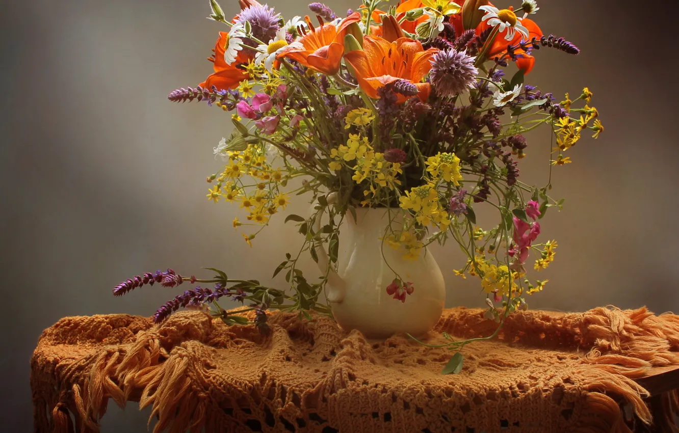 Фото обои цветы, стол, лилии, ваза, скатерть, васильки