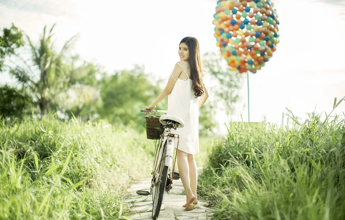 Фото обои девушка, велосипед, шары
