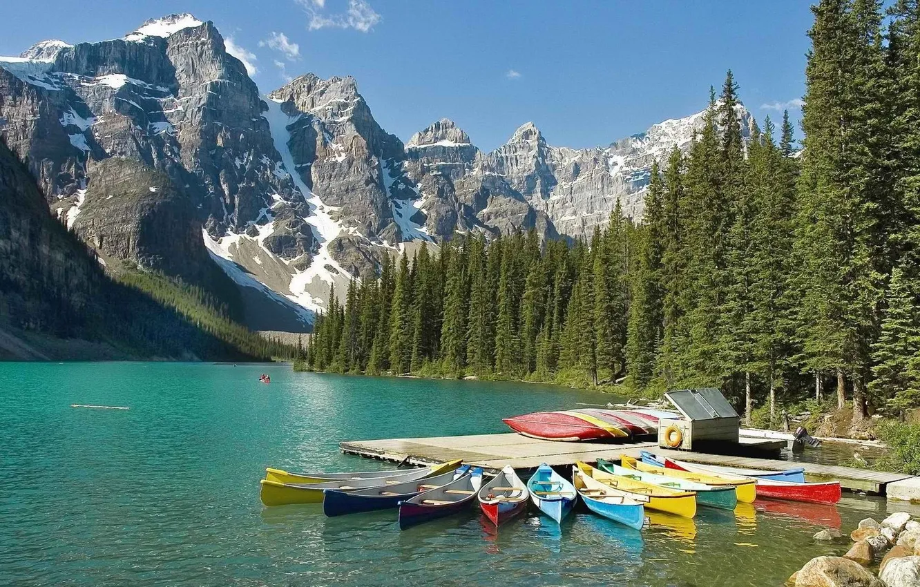 Фото обои лес, небо, снег, горы, река, фон, лодки, Banff National Park