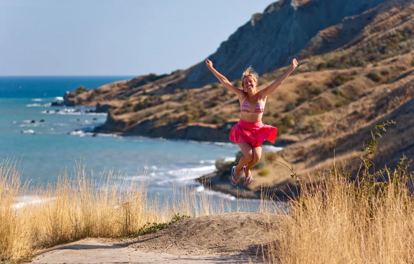 Фото обои песок, пляж, девушка, радость, прыжок, берег, восторг