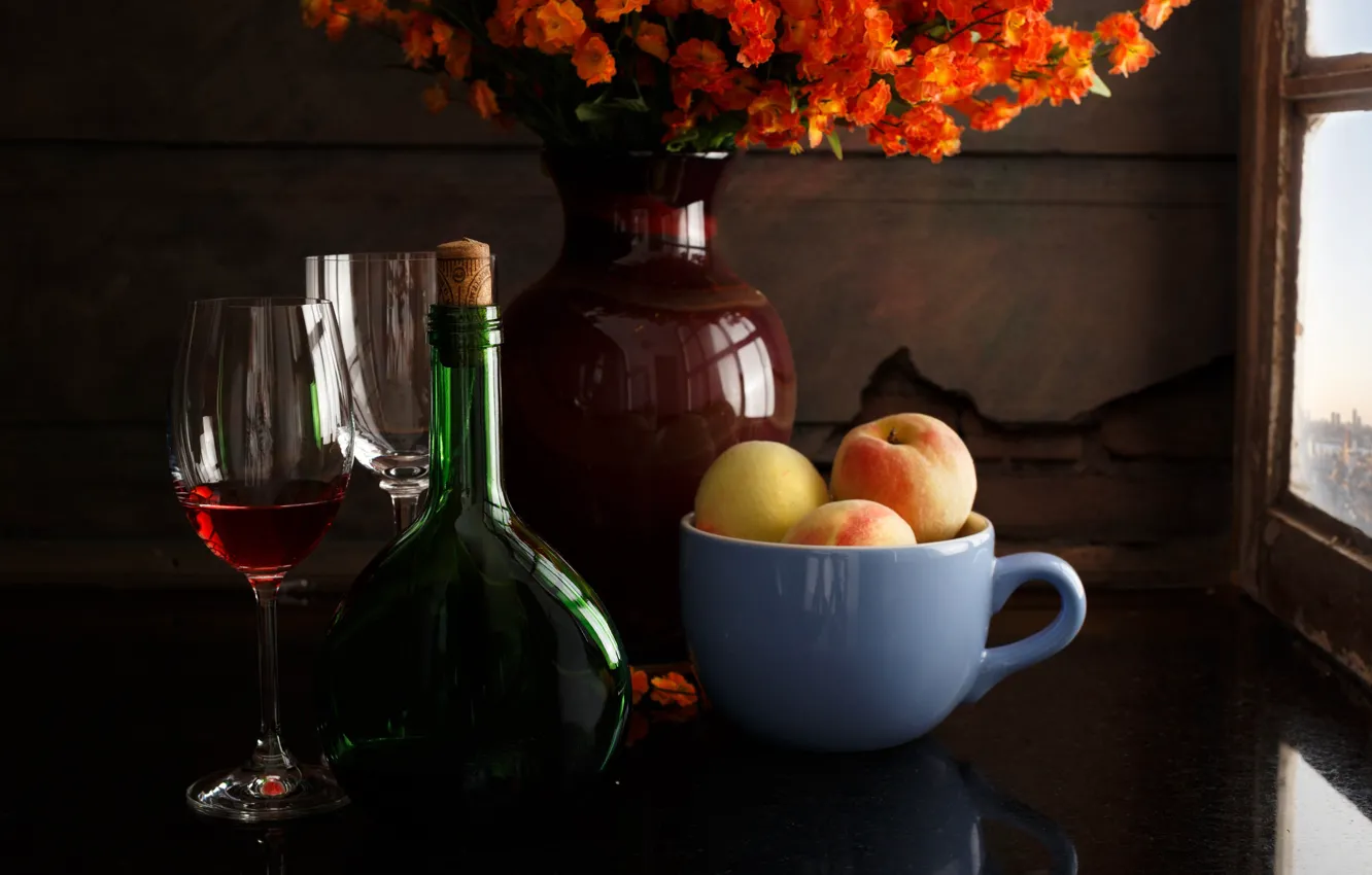 Фото обои цветы, стиль, вино, бутылка, бокалы, кружка, ваза, натюрморт