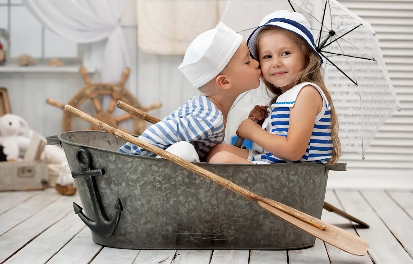 Фото обои зонтик, игра, мальчик, девочка, сидят, железное корыто