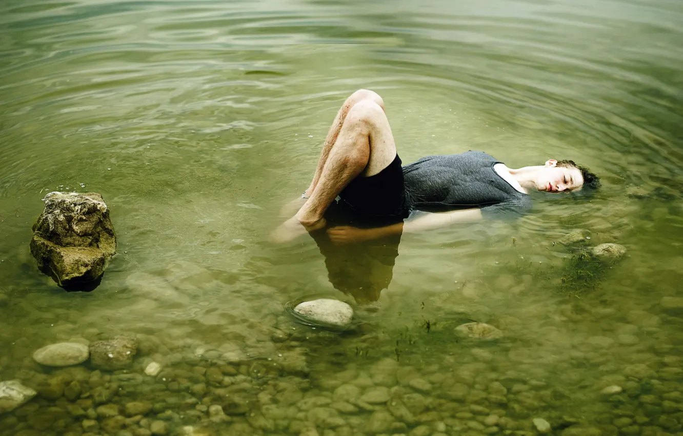 Фото обои вода, поза, фон, отдых, ноги, медитация, мужчина, парень
