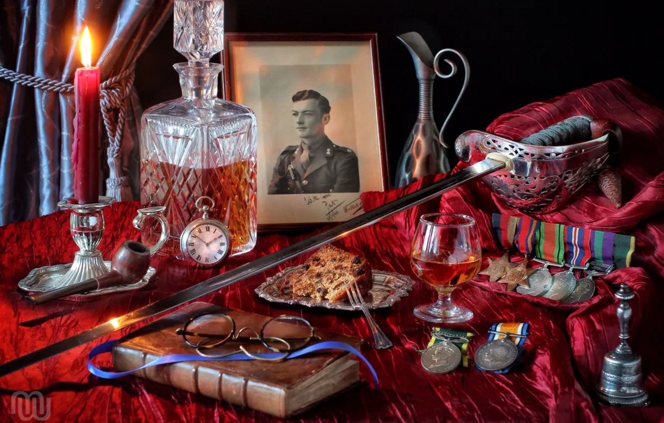 Фото обои часы, бутылка, портрет, свеча, трубка, очки, алкоголь, натюрморт