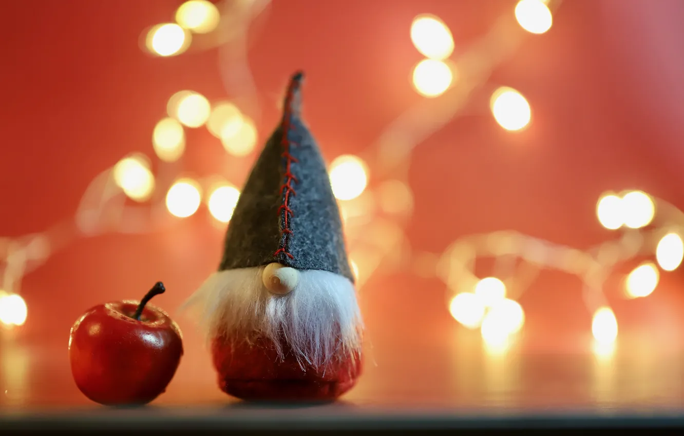 Фото обои огни, игрушка, яблоко, кукла, нос, Рождество, Новый год, борода
