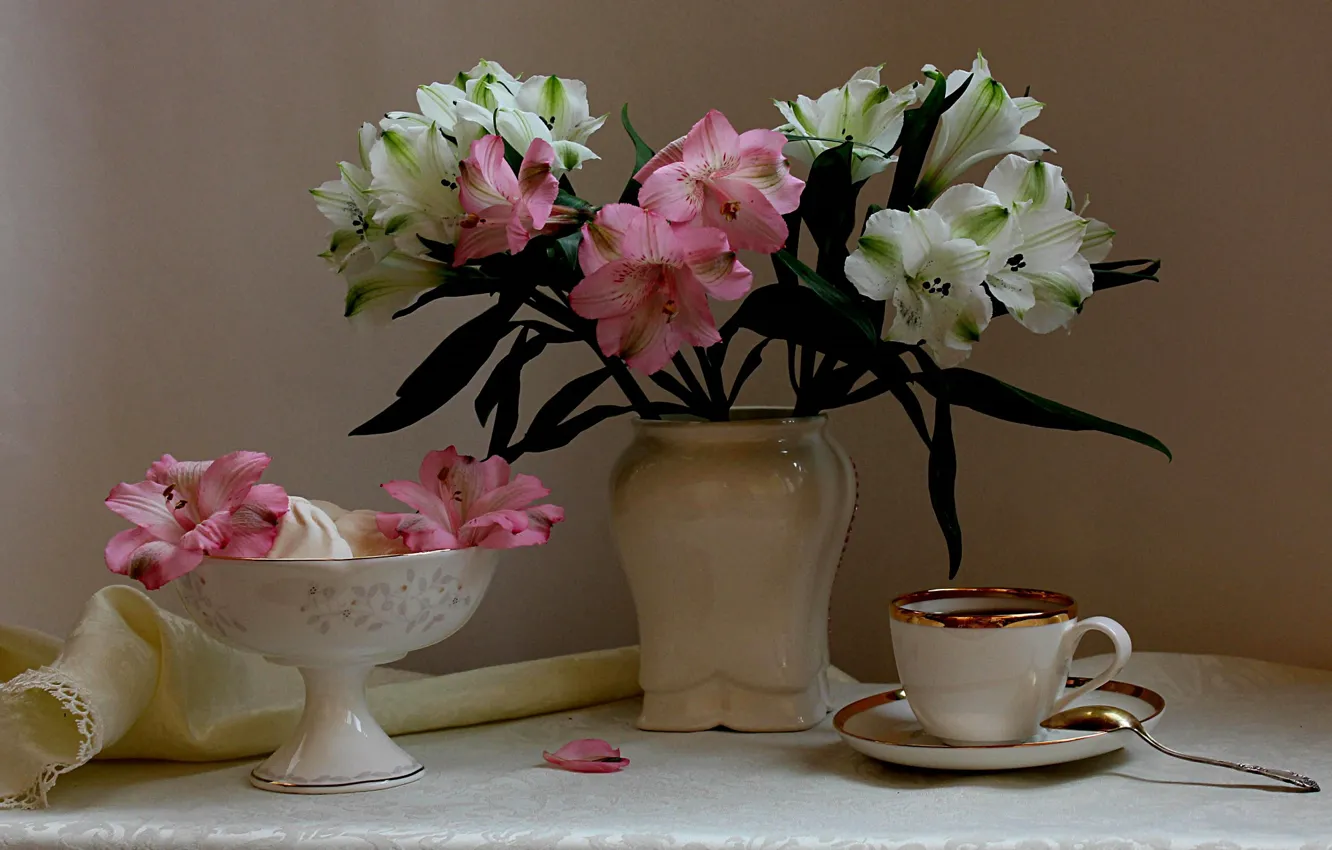 Фото обои цветы, кофе, букет, посуда, натюрморт, альстромерии
