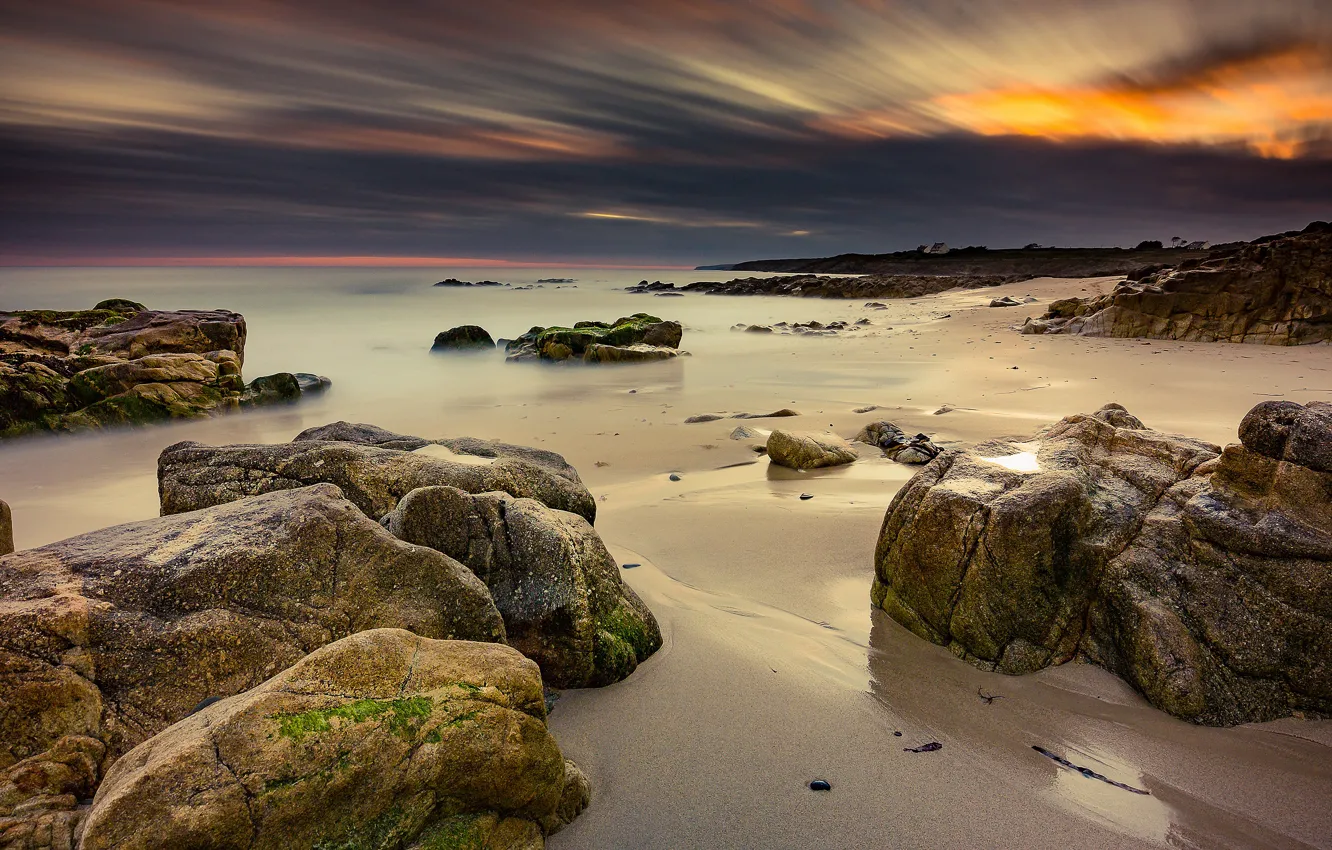 Фото обои песок, море, пляж, тучи, камни, скалы, берег, побережье