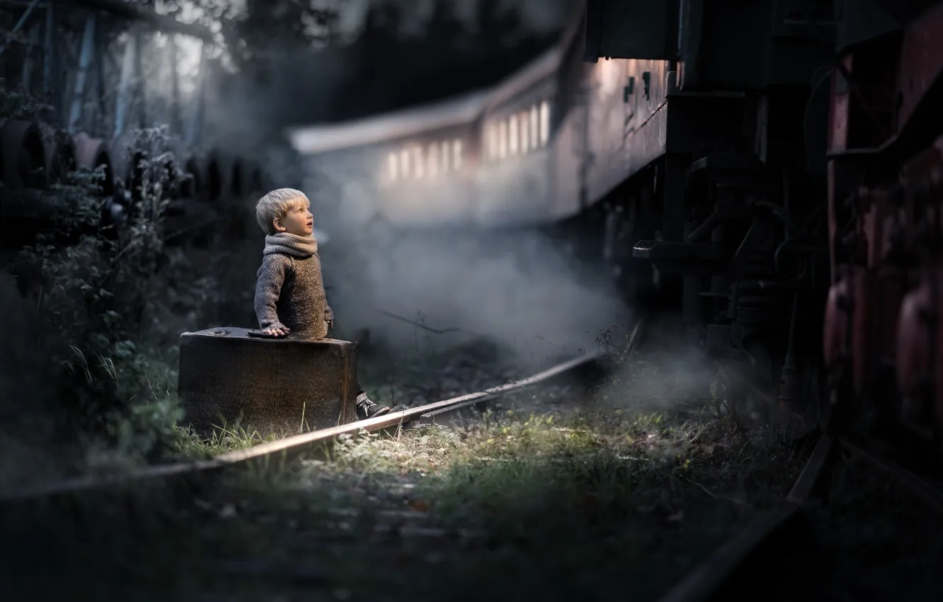 Фото обои поезд, мальчик, чемодан