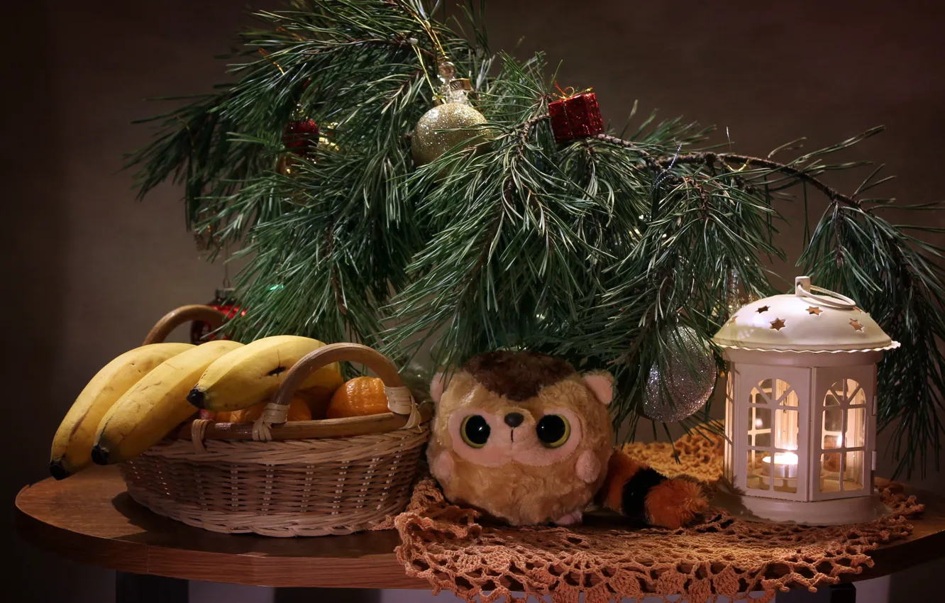 Фото обои украшения, ветки, стол, праздник, игрушка, новый год, фонарь, лемур