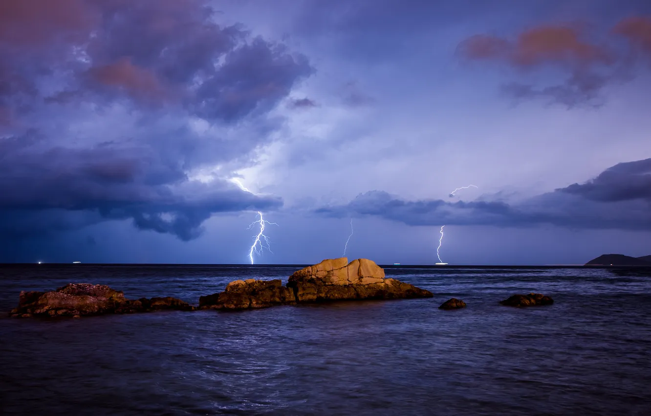 Фото обои море, шторм, камни, молнии, приближение