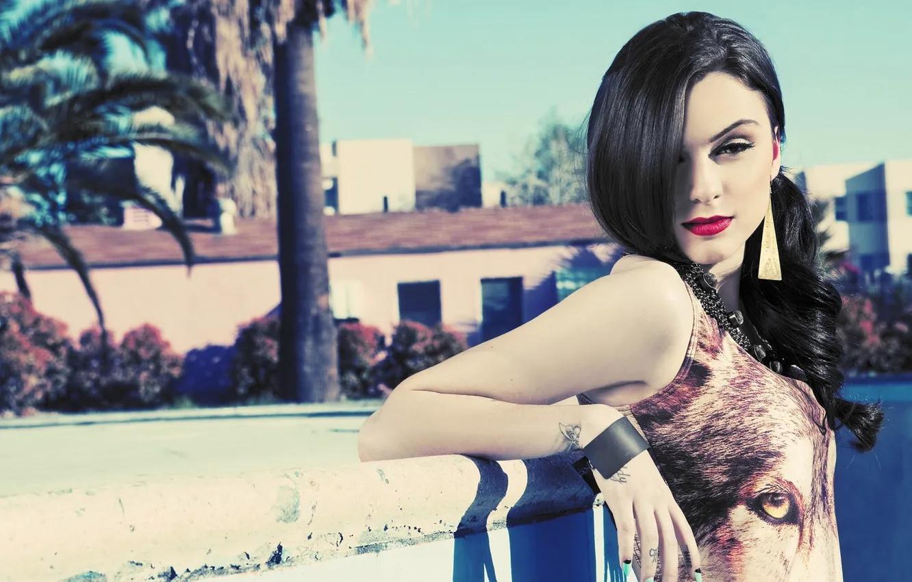 Фото обои глаза, девушка, поза, волосы, макияж, мода, красные губы