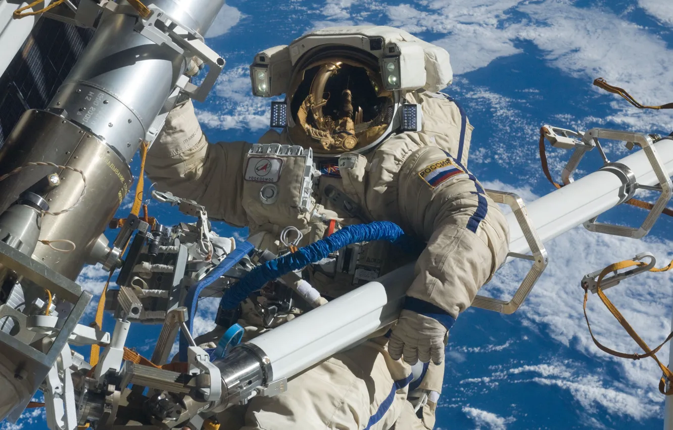 Фото обои космос, Российский космонавт, планета Земля, скафандр ОРЛАН МК