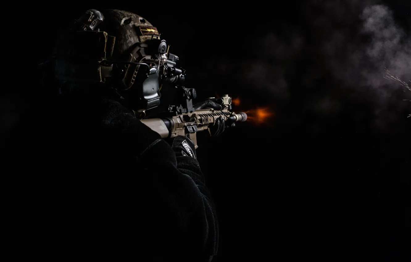 Фото обои оружие, огонь, солдат, автомат, стрельба